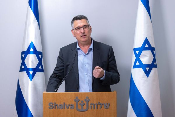 סער: לסיים את משפט נתניהו עם עסקת טיעון