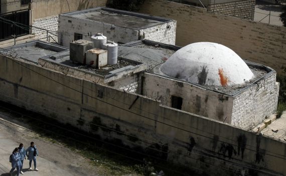 תיירים נכנסו לקבר יוסף ללא אישור והותקפו באבנים