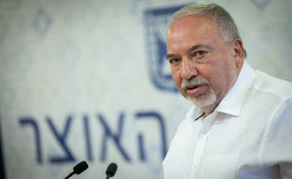 יוקר המחיה: ליברמן מחזיר את המס על הדלק