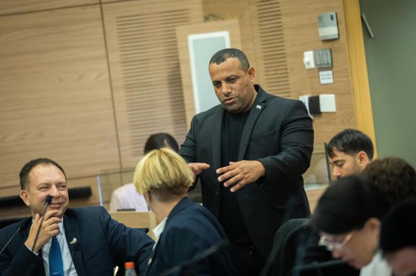 ירוץ עם הדר מוכתר? צפו בתשובה של אביר קארה