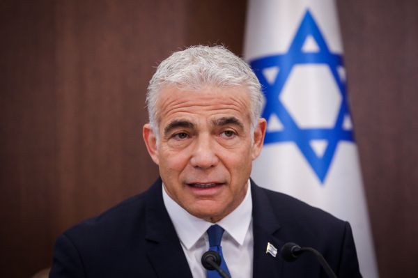 לפיד הזמין את הח"כ החרדי לעשות אצלו שבת; כך הוא הגיב