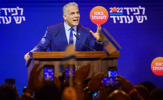 דיווח: עובדי מדינה סייעו לקמפיין לפיד