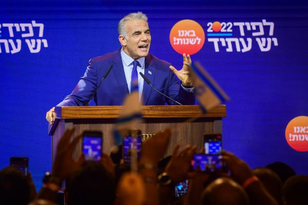 דיווח: עובדי מדינה סייעו לקמפיין לפיד