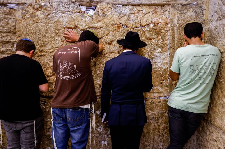 ליל תשעה באב: אלפי מתפללים ברחבת הכותל