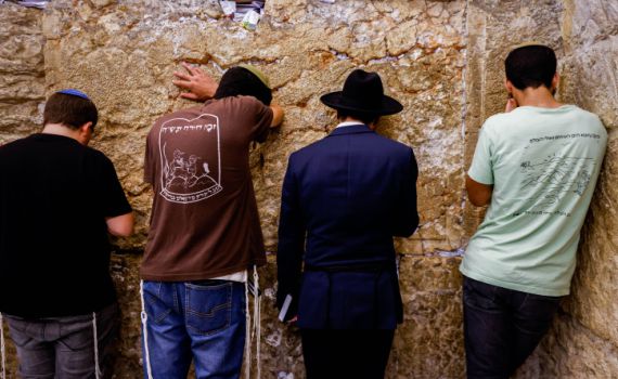 ליל תשעה באב: אלפי מתפללים ברחבת הכותל