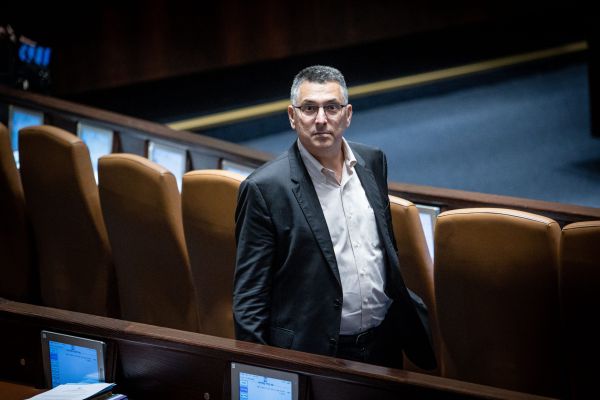 שיתוף פעולה נדיר: סער מגיש חוק יחד עם הליכוד