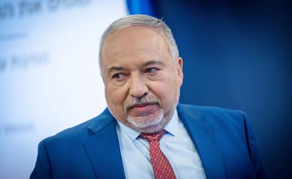 ליברמן יגיש קובלנה פלילית נגד עוזרו לשעבר