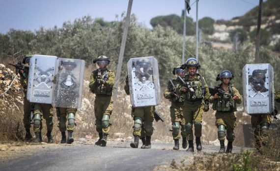 לוחמי צה"ל ירו במחבל שיידה עליהם אבנים