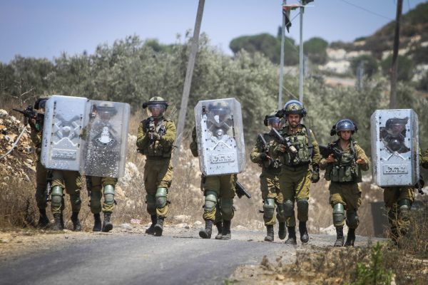 לוחמי צה"ל ירו במחבל שיידה עליהם אבנים