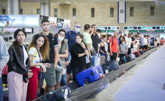 תיעוד רץ ברשת: הורים הפקירו תינוק בנתב"ג?