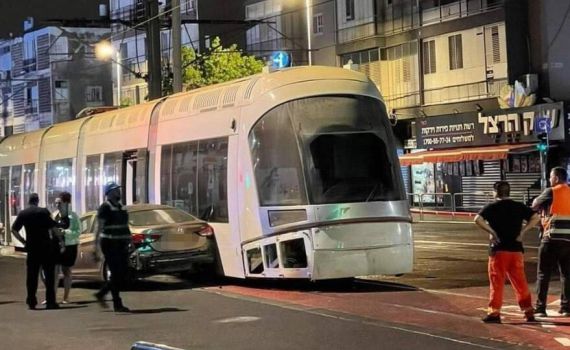 לראשונה: תאונה ברכבת הקלה במרכז