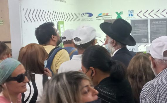 "מחכים יותר משעתיים": כאוס בתחבורה הציבורית