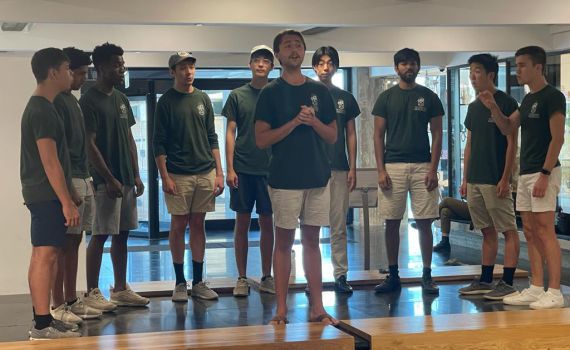 צפו: מקהלה מהרווארד מפתיעה את חיילי צה"ל