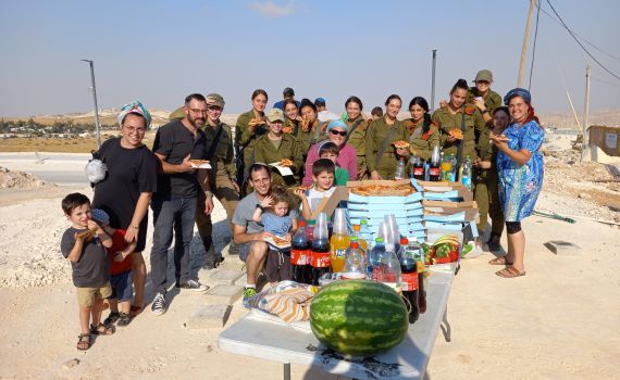 תושבי נוקדים במקום הפינוי: "מתעקשים לפנק"