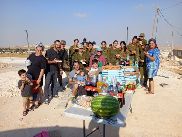 תושבי נוקדים במקום הפינוי: "מתעקשים לפנק"
