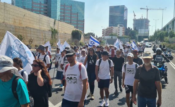 צפו: משפחת גולדין צועדת לעזה להחזיר את השבויים