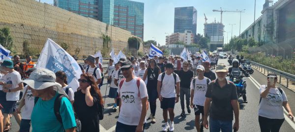 צפו: משפחת גולדין צועדת לעזה להחזיר את השבויים