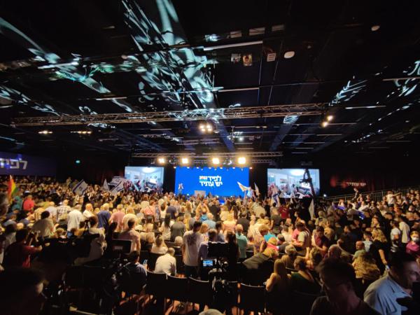 צפו: מתמחים פרצו לנאום של ראש הממשלה