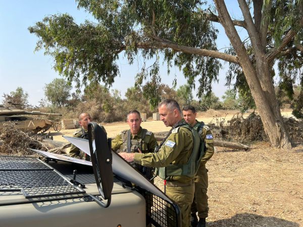 בצל העוצר בדרום: כוכבי בסיור בעוטף עזה