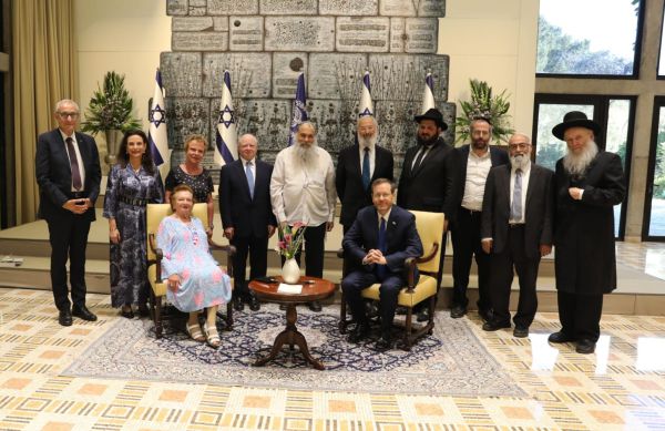 הרצוג נפגש עם זוכי פרס כץ: "מיישמים את עולם ההלכה"