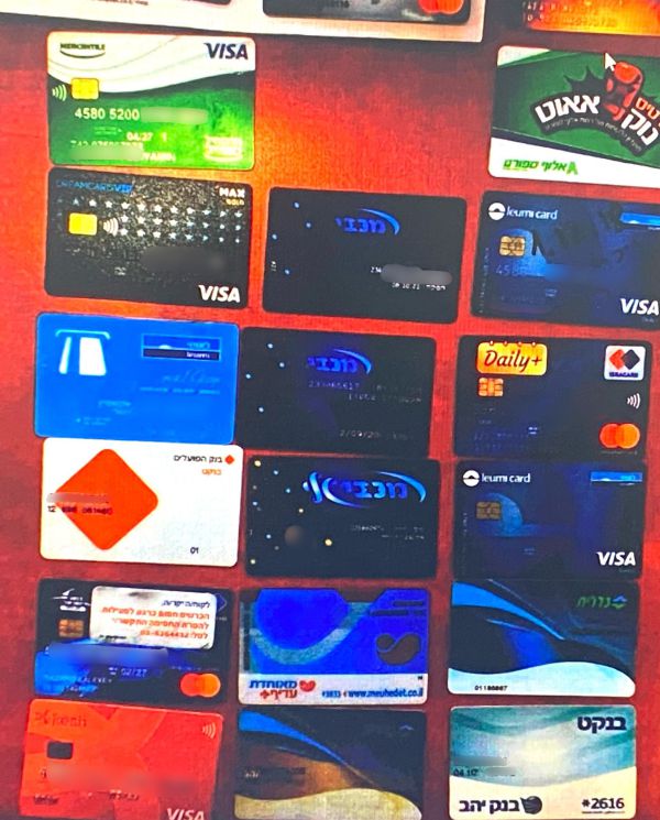 צעירה בת 20 גנבה כרטיסי אשראי ויצאה למסע קניות