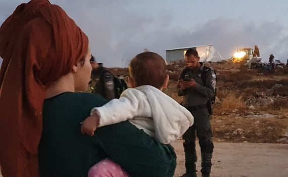 שוטרי מג"ב פרצו לבית: "יש פה אישה לא לבושה"