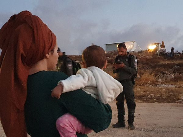 שוטרי מג"ב פרצו לבית: "יש פה אישה לא לבושה"