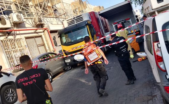 חולון: נהג משאית נמחץ למוות ממשאיתו