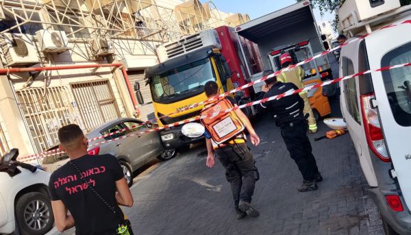 חולון: נהג משאית נמחץ למוות ממשאיתו