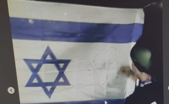 הלהקה שהשחיתה את דגל ישראל הודחה מהפסטיבל