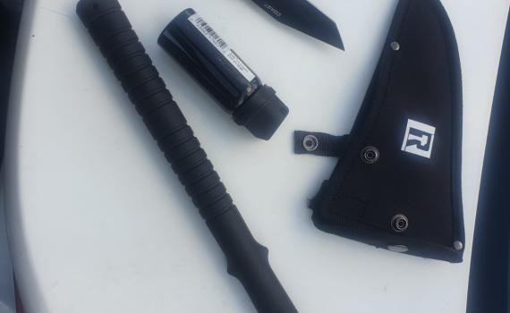 שוטרים עצרו רכב חשוד ומצאו כלי תקיפה שונים