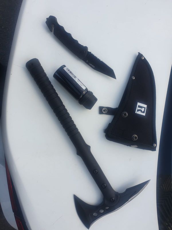 שוטרים עצרו רכב חשוד ומצאו כלי תקיפה שונים