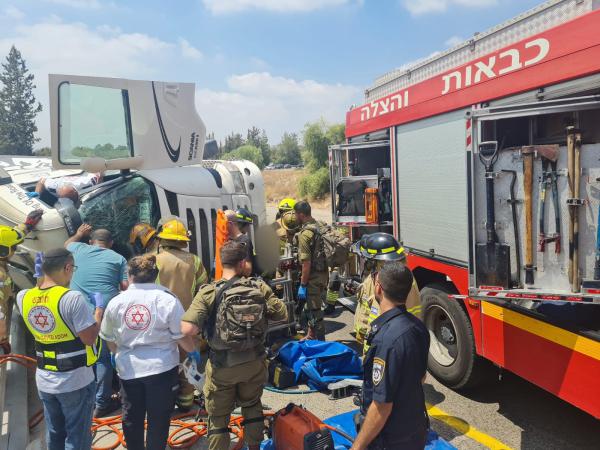 מערבל בטון התהפך – שתי ילדות נפצעו
