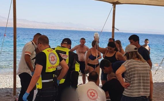 ניסיונות להציל צעיר שטבע בחוף מגדלור באילת