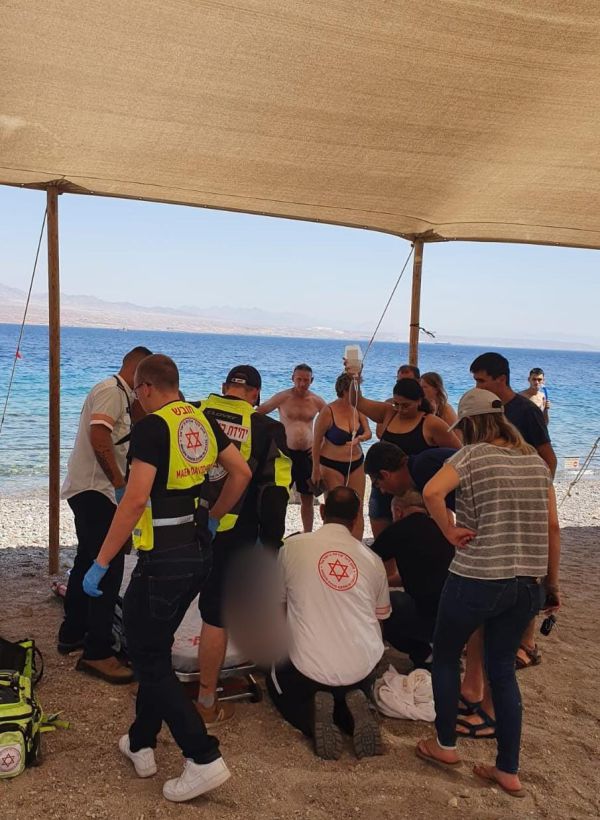 ניסיונות להציל צעיר שטבע בחוף מגדלור באילת