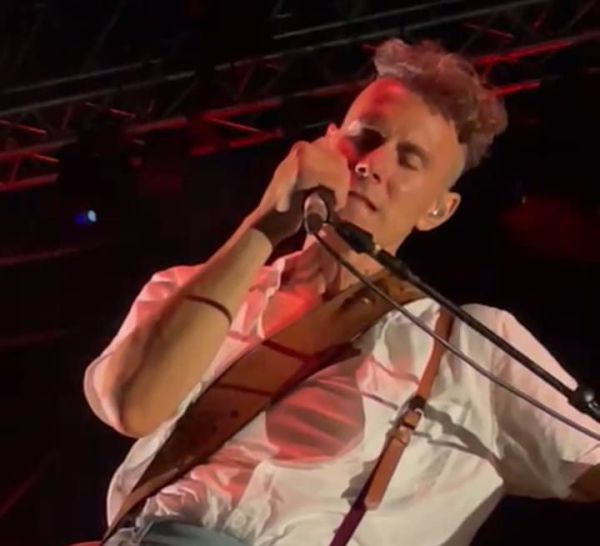 צפו: אסף אבידן מספר על האובדן שלו, ופורץ בבכי על הבמה