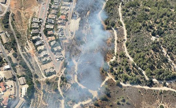 עשרות צוותי כיבוי ומטוסים פועלים בשריפה ליד בית שמש