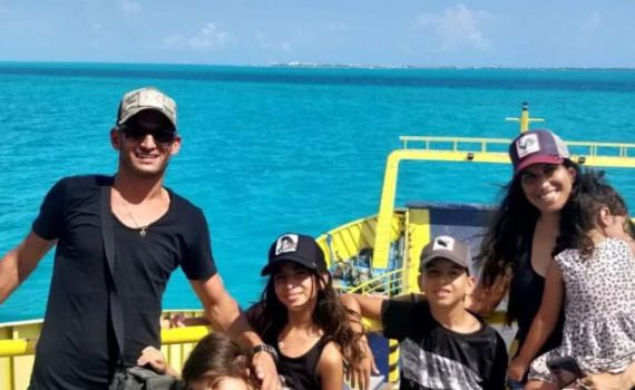 בעקבות השמש: המשפחה שנודדת בין איים טרופיים