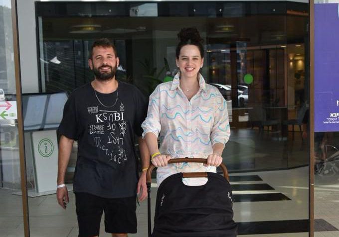 קורין גדעון וחילי סורצקין שבים הביתה, ונראים מעולה