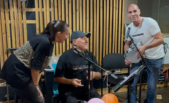 צפו: שלומי שבת מופתע בחדר החזרות