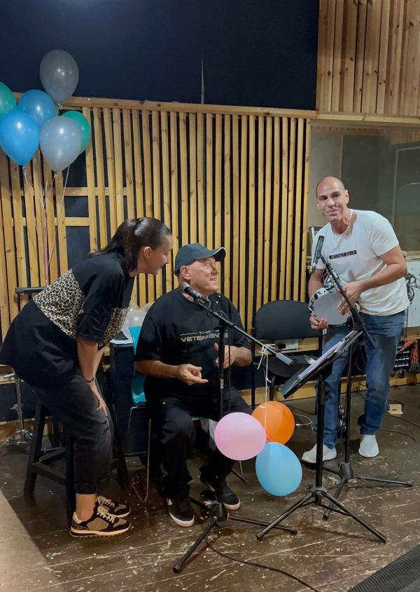 צפו: שלומי שבת מופתע בחדר החזרות