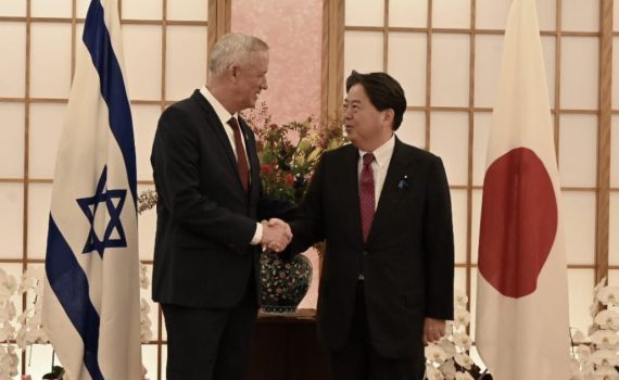 "הזדמנות לחיזוק": גנץ חתם על הסכם ביטחון עם יפן