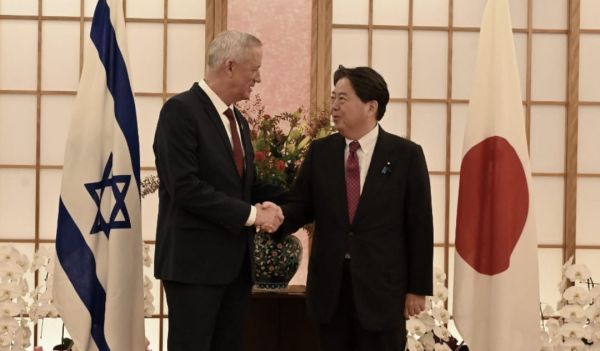 "הזדמנות לחיזוק": גנץ חתם על הסכם ביטחון עם יפן