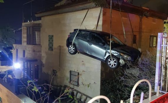לאחר התאונה: הרכב מנווה דניאל חולץ במנוף • תיעוד