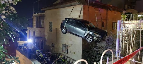 לאחר התאונה: הרכב מנווה דניאל חולץ במנוף • תיעוד