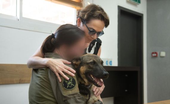 בני משפחת קמחי נפגשו עם החיילת שאיתרה את גופתו