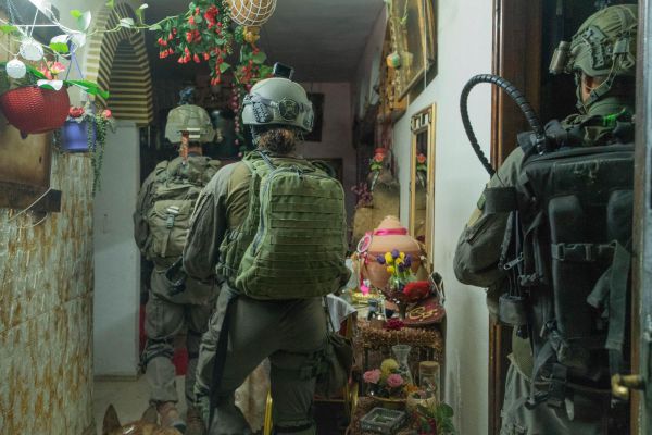 בלילה אחד: לוחמי צה"ל לכדו 12 מבוקשים | תיעוד