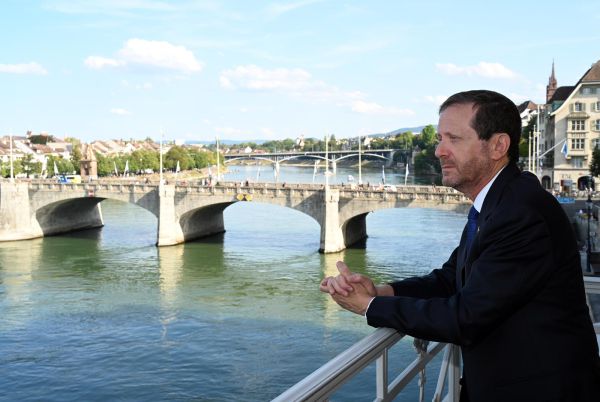 צפו: הרצוג בשחזור לתמונה המפורסמת של הרצל בבאזל