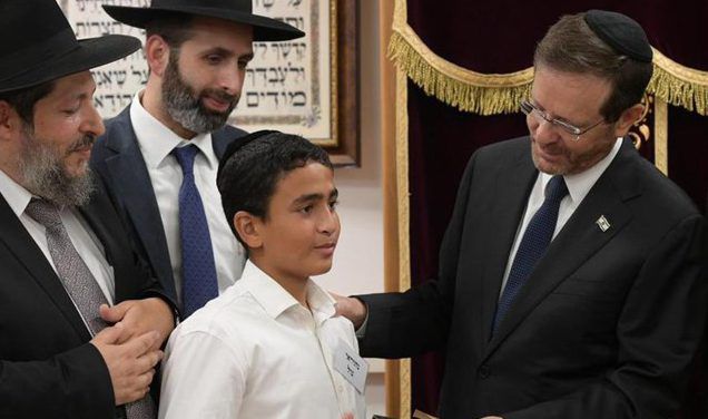 הרצוג העניק ספר תהילים לבן של נרצח הפיגוע