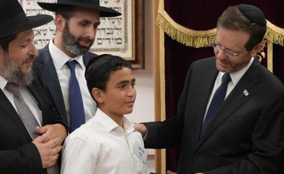 הרצוג העניק ספר תהילים לבן של נרצח הפיגוע